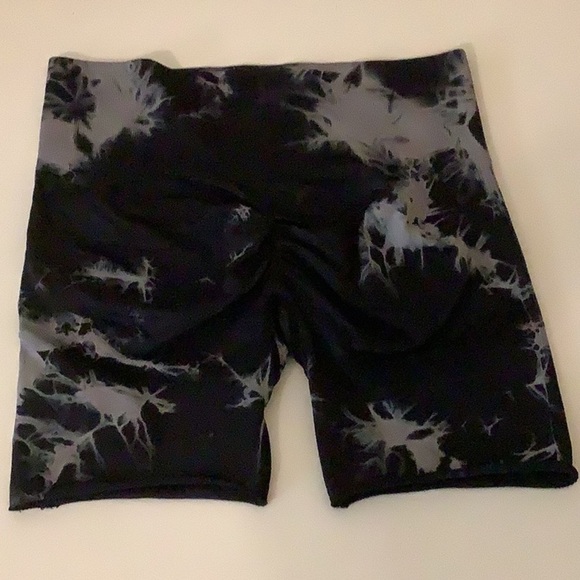 Black and Gray Size Large Tie-Dye Scrunch Back Shorts Preloved - Picture 4 of 6
